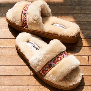 NWT Minnetonka London Sandal Slippers in Cream, size 9